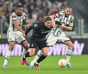 epa10512456 Juventus' Leonardo Bonucci (R) and Gleison Bremer (L) battle for the ball with Freiburg's Lucas Holer (C) during the UEFA Europa League Round of 16, 1st leg match between  Juventus FC and SC Freiburg, in Turin, Italy, 09 March 2023.  EPA/ALESSANDRO DI MARCO