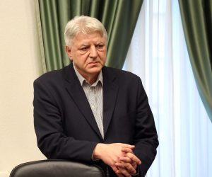 Rijeka, 10.03.2023. - Župan Primorsko-goranske županije Zlatko Komadina i gradonačelnica Malog Lošinja Ana Kučić sastali su se u sjedištu županije sa izaslanstvom mještana Unija. Tema sastanka bili su problemi otočana, mogućnosti bolje prometne povezanosti, hitna helikopterska služba te drugi aktualni problemi otočana. Na fotografiji Zlatko Komadina.
foto HINA/ Miljenko KLEPAC/ ml