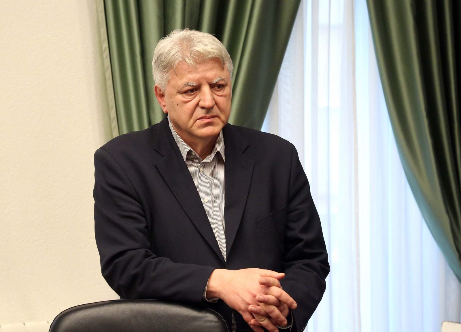 Rijeka, 10.03.2023. - Župan Primorsko-goranske županije Zlatko Komadina i gradonačelnica Malog Lošinja Ana Kučić sastali su se u sjedištu županije sa izaslanstvom mještana Unija. Tema sastanka bili su problemi otočana, mogućnosti bolje prometne povezanosti, hitna helikopterska služba te drugi aktualni problemi otočana. Na fotografiji Zlatko Komadina.
foto HINA/ Miljenko KLEPAC/ ml