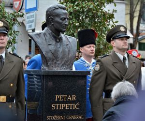 Ogulin, 11.03.2023. - U Ogulinu je u subotu svečano otkrivena bista u spomen na stožernoga generala Petra Stipetića. Bista se nalazi na Trgu Petra Stipetića, imenovanom prije četiri godine. Uz brojne uzvanika, otkrivanju biste prisustvovao je predsjednik Zoran Milanović, a bistu je otkrila Vesna Stipetić, kći generala Petra Stipetića. Na fotografiji bista u spomen na stožernoga generala Petra Stipetića.
foto HINA/ Mladen VOLARIĆ/ ml