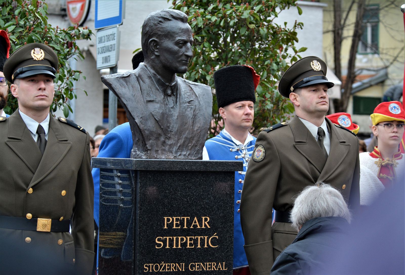 Ogulin, 11.03.2023. - U Ogulinu je u subotu svečano otkrivena bista u spomen na stožernoga generala Petra Stipetića. Bista se nalazi na Trgu Petra Stipetića, imenovanom prije četiri godine. Uz brojne uzvanika, otkrivanju biste prisustvovao je predsjednik Zoran Milanović, a bistu je otkrila Vesna Stipetić, kći generala Petra Stipetića. Na fotografiji bista u spomen na stožernoga generala Petra Stipetića.
foto HINA/ Mladen VOLARIĆ/ ml