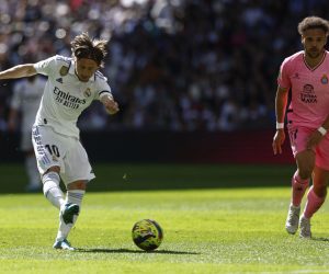 epa10515049 Real Madrid's Croatian midfielder Luka Modric (L) vies for the ball with RCD Espanyol's Danish forward Martin Braithwaite (R) during the LaLiga match Real Madrid vs Espanyol at Santiago Bernabeu Stadium, in Madrid, Spain, 11 March 2023.  EPA/Rodrigo Jimenez