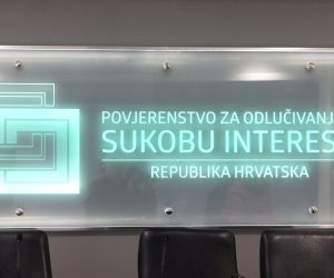 Zagreb, 13.03.2023. - 1. sjednica novog saziva Povjerenstva za odluèivanje o sukobu interesa. Na fotografiji ploèa s natpisom Povjerenstvo za sukob interesa Republika Hrvatska. foto HINA/ Lana SLIVAR DOMINIÆ/ lsd