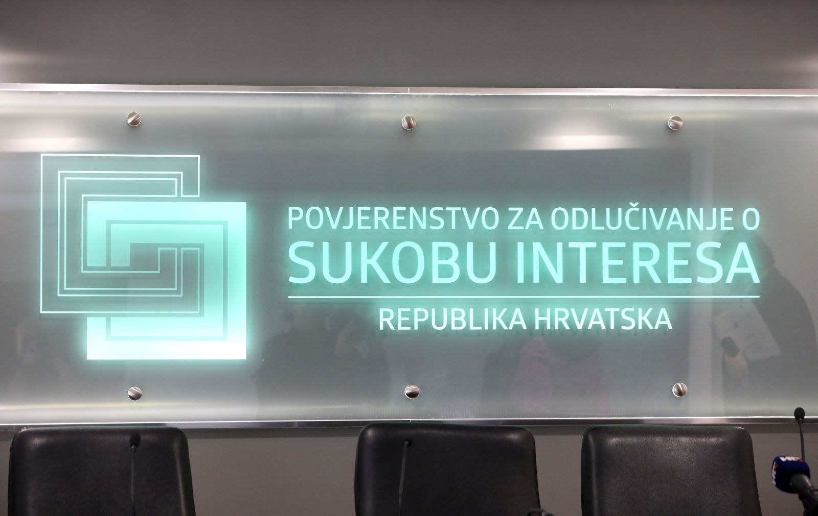 Zagreb, 13.03.2023. - 1. sjednica novog saziva Povjerenstva za odluèivanje o sukobu interesa. Na fotografiji ploèa s natpisom Povjerenstvo za sukob interesa Republika Hrvatska. foto HINA/ Lana SLIVAR DOMINIÆ/ lsd