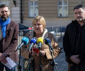 Zagreb, 13.03.2023. - Udruga U ime obitelji održala je konferenciju za medije ispred Sabora Republike Hrvatske. 
Na fotografiji Karlo Novosel, Željka Markić, Herman Vukušić. 
foto HINA/ Edvard ŠUŠAK/ es