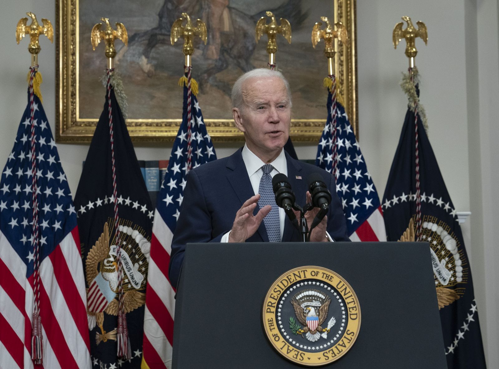 epa10520483 United States President Joe Biden delivers  remarks on the United States banking system after the collapse of Silicon Valley Bank (SVB), at the White House in Washington, DC, USA, 13 March 2023.  EPA/Chris Kleponis / POOL