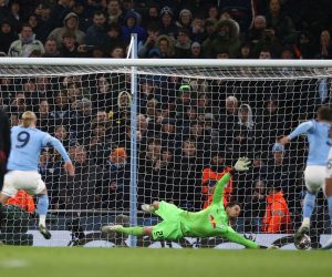 epa10522902 Manchester City's Erling Haaland scores the 1-0 lead past RB Leipzig's goalkeeper Janis Blaswich during the UEFA Champions League Round of 16, 2nd leg match between Manchester City and RB Leipzig in Manchester, Britain, 14 March 2023.  EPA/Adam Vaughan