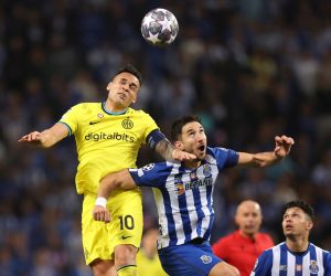 epa10523052 FC Porto's Marko Grujic (C) in action against Inter Milan's Lautaro Martinez (L) during the UEFA Champions League round of 16 second leg match between FC Porto and Inter Milan, in Porto, Portugal, 14 March 2023.  EPA/JOSE COELHO