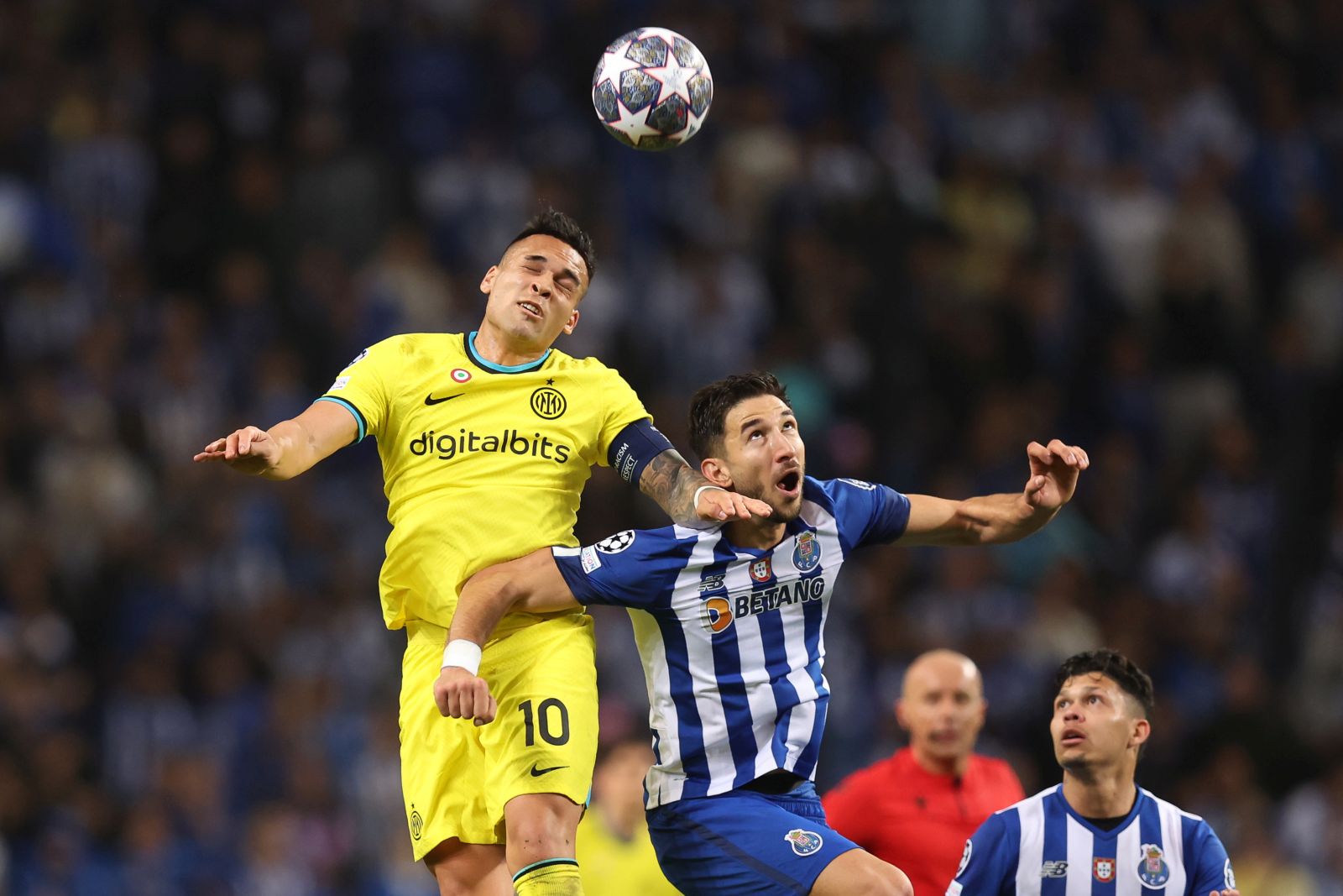 epa10523052 FC Porto's Marko Grujic (C) in action against Inter Milan's Lautaro Martinez (L) during the UEFA Champions League round of 16 second leg match between FC Porto and Inter Milan, in Porto, Portugal, 14 March 2023.  EPA/JOSE COELHO