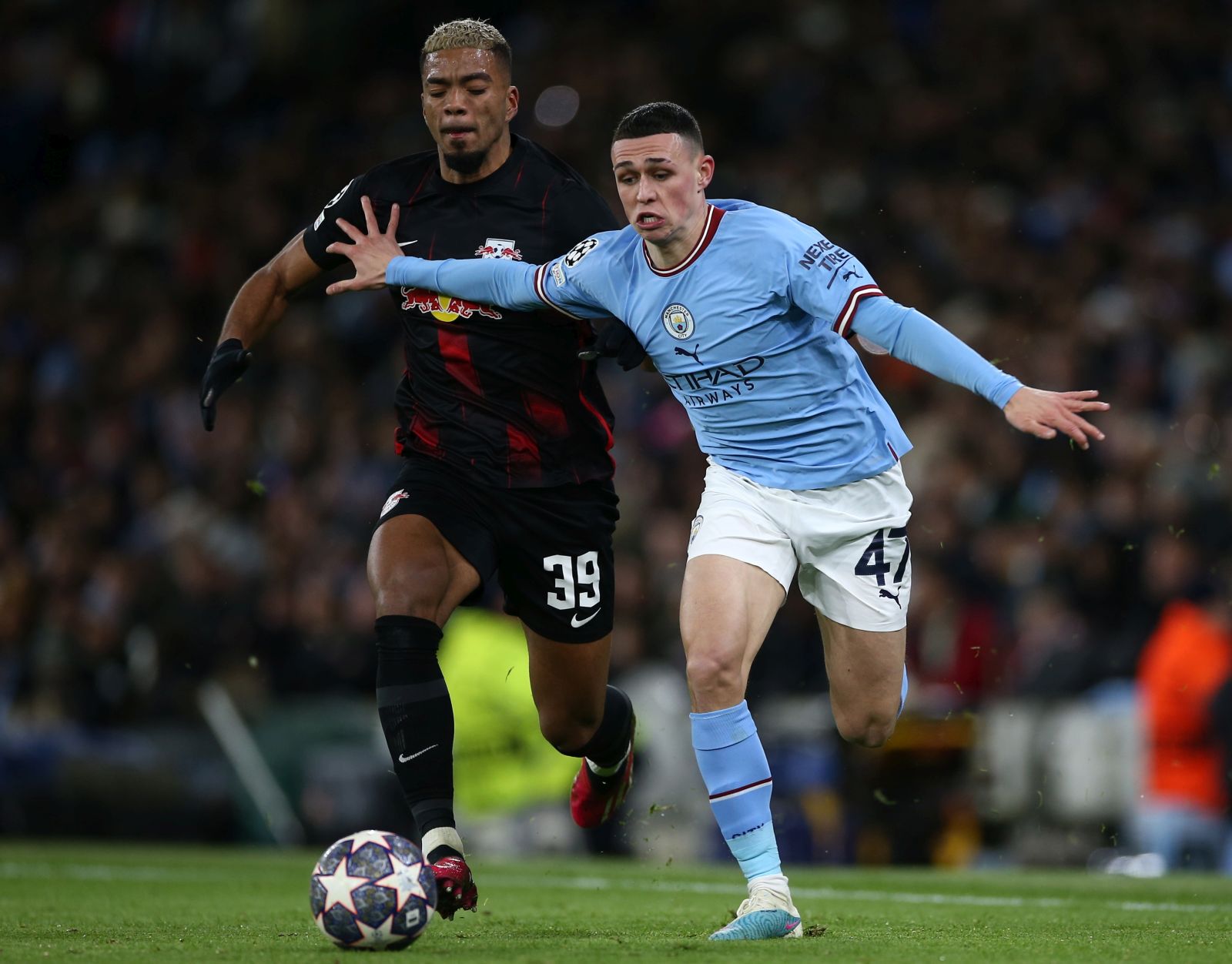 epa10523036 Manchester City's Phil Foden (R) in action against RB Leipzig's Benjamin Henrichs (L) during the UEFA Champions League Round of 16, 2nd leg match between Manchester City and RB Leipzig in Manchester, Britain, 14 March 2023.  EPA/Adam Vaughan