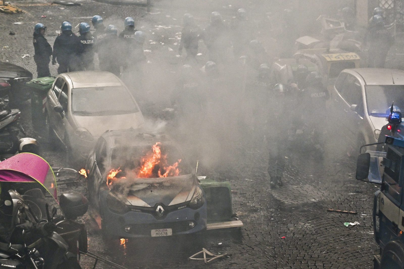 epa10524620 A police car set on fire during clashes with Eintracht Frankfurt supporters in Naples, Italy, 15 March 2023, ahead of the UEFA Champions League Round of 16, 2nd leg match between SSC Napoli and Eintracht Frankfurt.  EPA/CIRO FUSCO