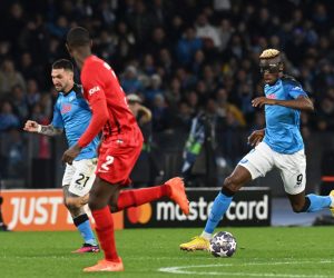 epa10525037 Napoli's forward Victor Osimhen (R) in action during the UEFA Champions League Round of 16, 2nd leg match between SSC Napoli and Eintracht Frankfurt, in Naples, Italy, 15 March 2023.  EPA/CIRO FUSCO
