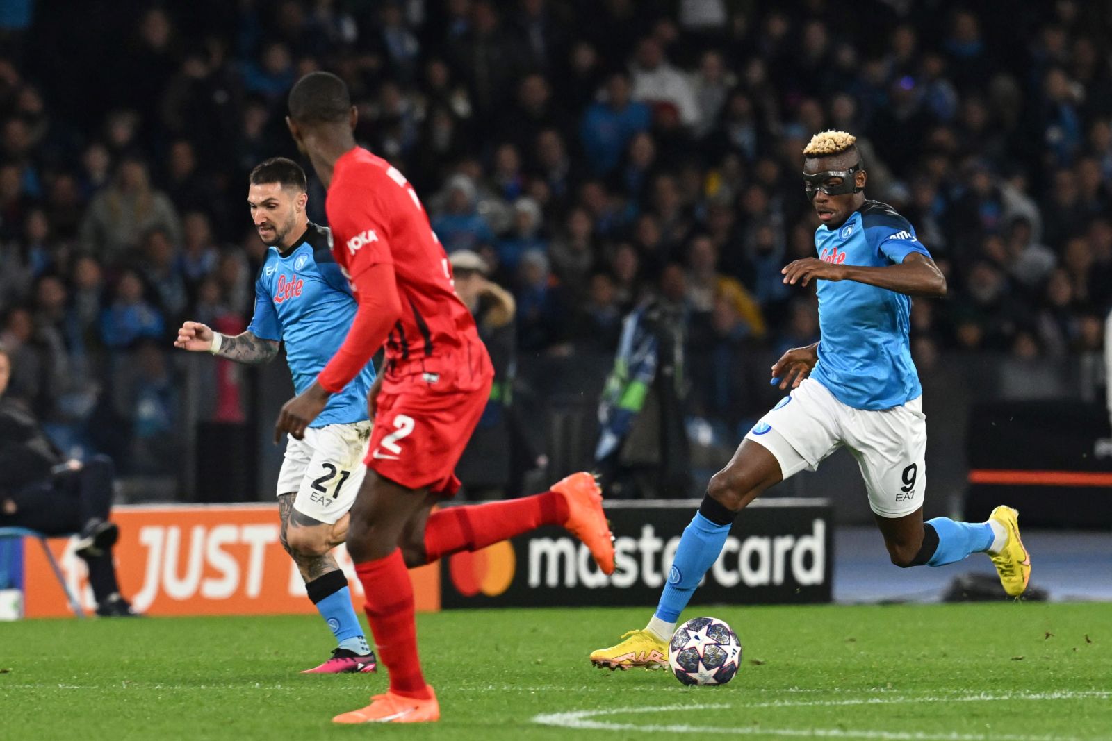 epa10525037 Napoli's forward Victor Osimhen (R) in action during the UEFA Champions League Round of 16, 2nd leg match between SSC Napoli and Eintracht Frankfurt, in Naples, Italy, 15 March 2023.  EPA/CIRO FUSCO