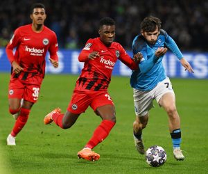 epa10525087 Eintracht’s defender Aurelio Buta (c) and Napoli's midfielder Khvicha Kvaratskhelia (R) in action during the UEFA Champions League Round of 16, 2nd leg match between SSC Napoli and Eintracht Frankfurt, in Naples, Italy, 15 March 2023.  EPA/CIRO FUSCO