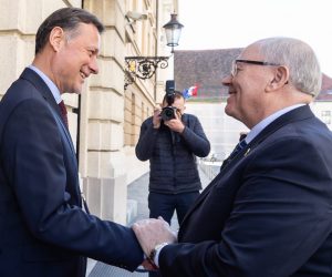 Zagreb, 16.03.2023. - Predsjednik Hrvatskoga sabora Gordan Jandroković primio je predsjednika kanadskog Senata Georgea J. Fureyja.
Na fotografiji Gordan Jandroković, George J. Furey. 
foto HINA/ Edvard ŠUŠAK/ es