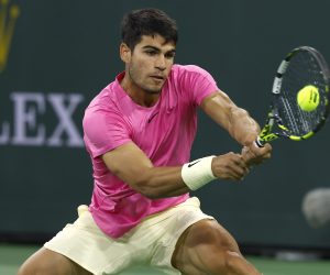 epa10527756 Carlos Alcaraz of Spain in action against Felix Auger-Aliassime of Canada in the quarterfinal round during the BNP Paribas Open tennis tournament at the Indian Wells Tennis Garden in Indian Wells, California, USA, 16 March 2023.  EPA/JOHN G. MABANGLO
