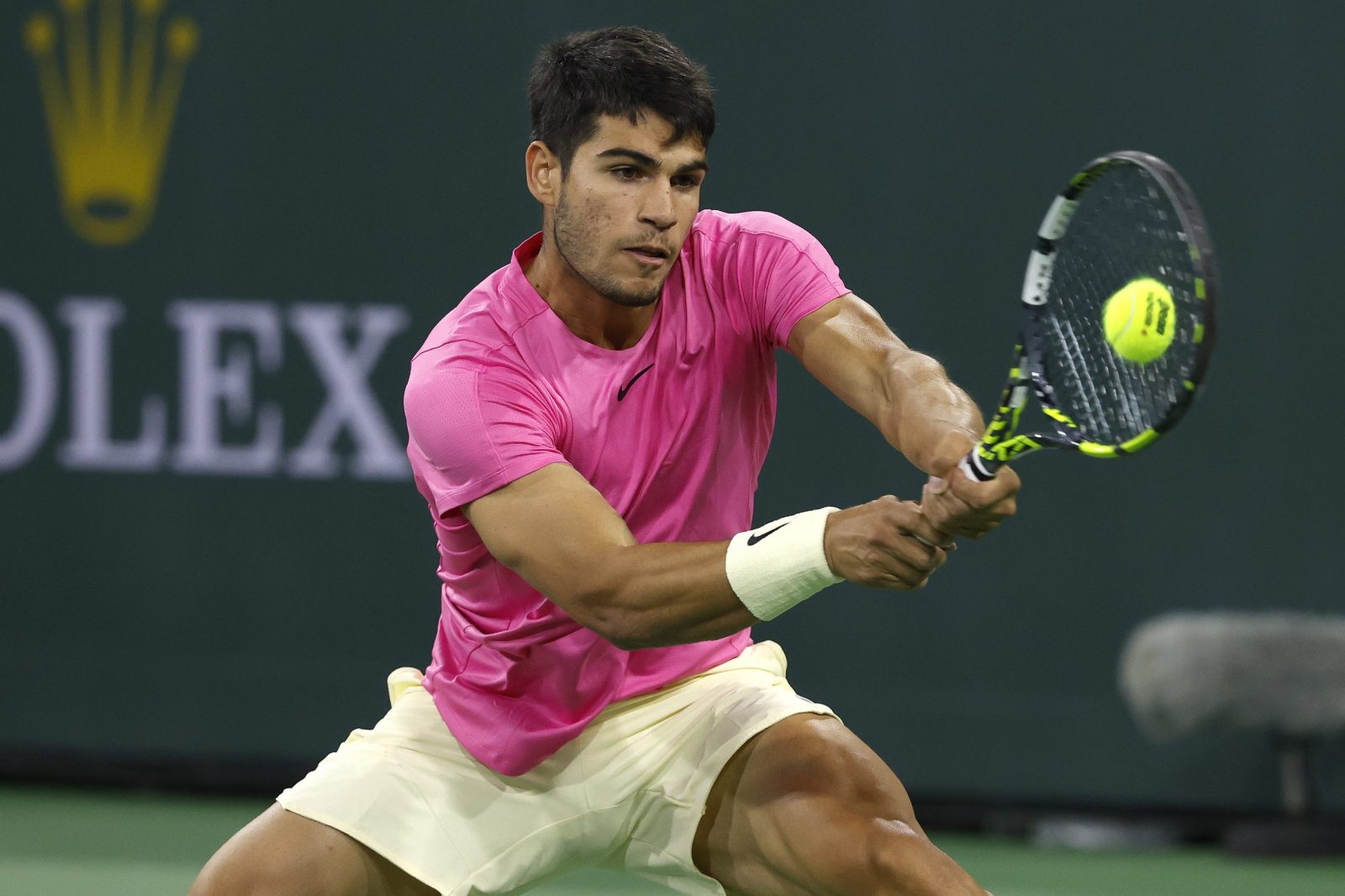 epa10527756 Carlos Alcaraz of Spain in action against Felix Auger-Aliassime of Canada in the quarterfinal round during the BNP Paribas Open tennis tournament at the Indian Wells Tennis Garden in Indian Wells, California, USA, 16 March 2023.  EPA/JOHN G. MABANGLO