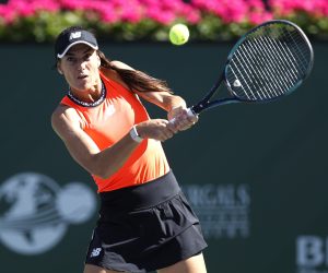 epa10527700 Sorana Cirstea of Romania in action against Iga Swiatek of Poland in the quarterfinal round of the BNP Paribas Open tennis tournament at the Indian Wells Tennis Garden in Indian Wells, California, USA, 16 March 2023.  EPA/JOHN G. MABANGLO