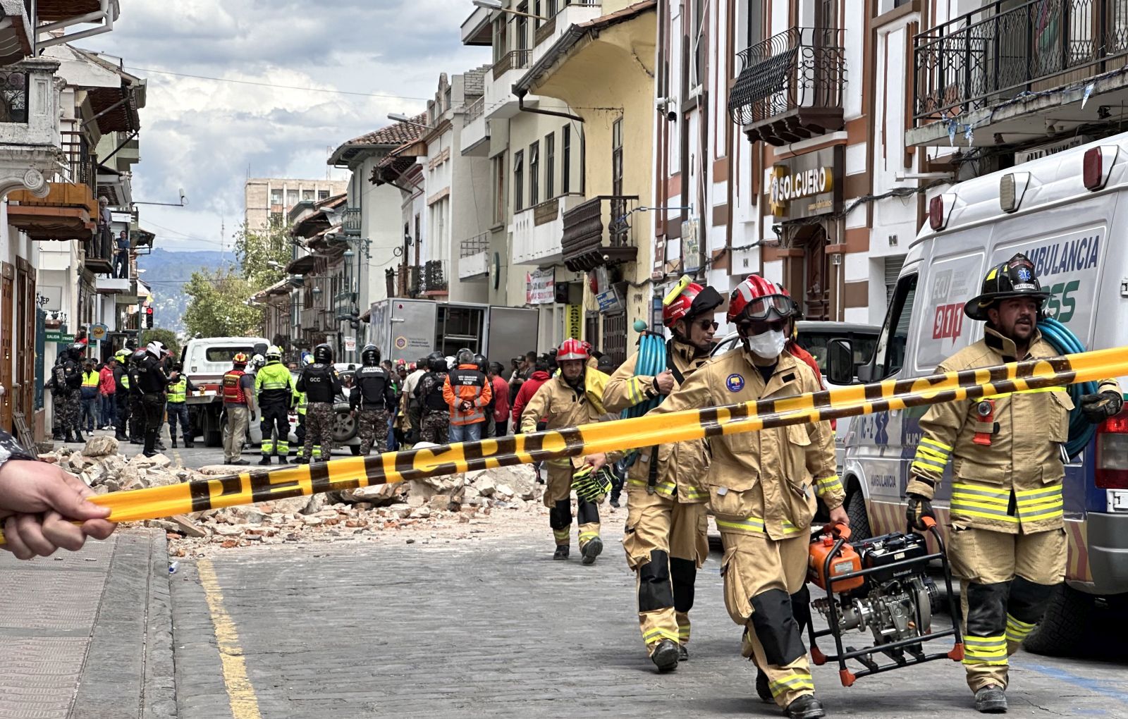 epa10531353 Emergency personnel respond to damage after an earthquake, in Cuenca, Ecuador, 18 March 2023. 14 people in Ecuador and one person in Peru died after the earthquake with a 6.5 magnitude on the Richter scale struck southeast Ecuador on 18 March.  EPA/ROBERT PUGLLA