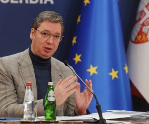 Beograd, 19.3.2023.- Srbijanski predsjednik Aleksandar Vuèiæ izjavio je u nedjelju da nije potpisao sporazum o normalizaciji s Kosovom jer je Srbija meðunarodno priznata drava i on ne eli praviti "meðunarodno pravne sporazume s Kosovom koje nije meðunarodno pravno priznato". Vuèiæ je, komentitrajuæi u javnom obraæanju aneks koji je juèer pod pokroviteljstvom EU-a usuglaen u Ohridu na ranije prihvaæeni europski sporazum, rekao da paljiuvo odmjerava i svaku izgovorenu rijeè, pozivajuæi se na èlanak 3. Beèke konvencije po kojem i suglasnost predsjednika drave ima razinu obveze. 
foto HINA/ TANJUG/ TARA RADOVANOVIÆ/ ua