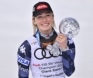epa10531652 Women's Giant Slalom World Cup winner Mikaela Shiffrin of the United States celebrates with her trophy in the finish area after the women's giant slalom race at the FIS Alpine Skiing World Cup finals in the skiing resort of El Tarter, Andorra, 19 March 2023.  EPA/JEAN-CHRISTOPHE BOTT