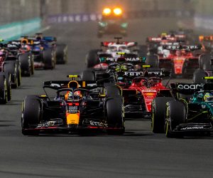 epa10532511 Mexican driver Sergio Perez (C) of Red Bull Racing and Spanish driver Fernando Alonso (R) of Aston Martin lead the pack at the start of the Formula One Grand Prix of Saudi Arabia at the Jeddah Corniche Circuit, Saudi Arabia, 19 March 2023.  EPA/STR