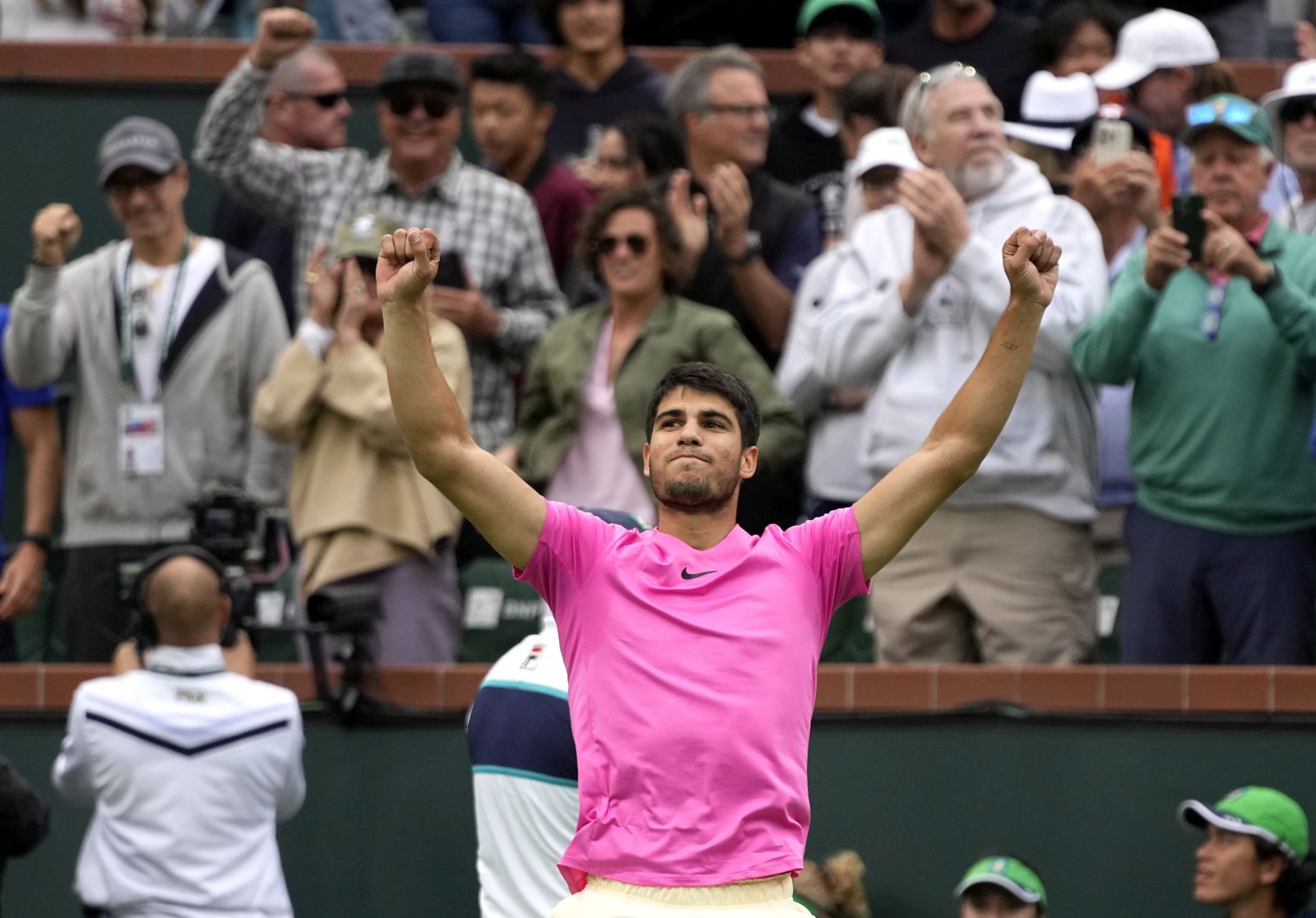 epaselect epa10533190 Carlos Alcaraz of Spain reacts after winning against Daniil Medvedev of Russia in the men's finals of the BNP Paribas Open tennis tournament at the Indian Wells Tennis Garden in Indian Wells, California, USA, 19 March 2023.  EPA/RAY ACEVEDO