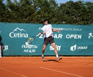 Zadar, 21.03.2023. - Hrvatski tenisač Nino Serdarušić u dvoboju 1. kola protiv talijanskog predstavnika Gianluce Magera na ATP Challenger turniru Falkensteiner Punta Skala Zadar Open. Na fotografiji Nino Serdarušić. foto HINA/ Frane Hrabrov/ ml