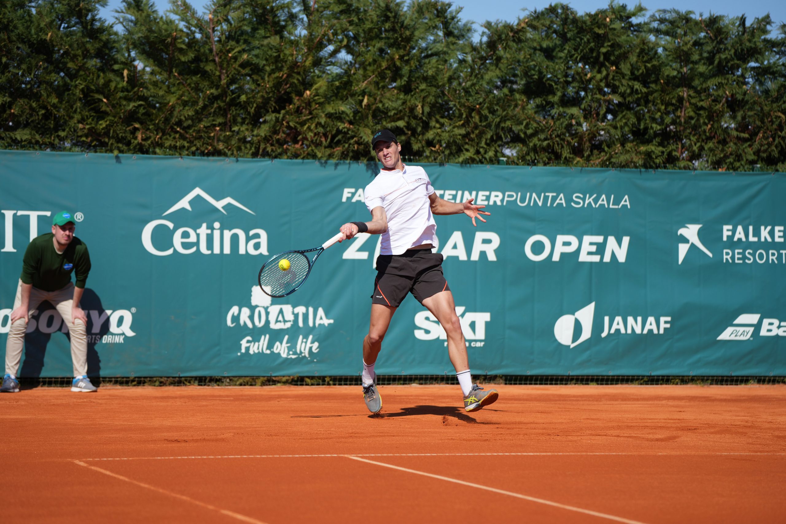 Zadar, 21.03.2023. - Hrvatski tenisač Nino Serdarušić u dvoboju 1. kola protiv talijanskog predstavnika Gianluce Magera na ATP Challenger turniru Falkensteiner Punta Skala Zadar Open. Na fotografiji Nino Serdarušić. foto HINA/ Frane Hrabrov/ ml
