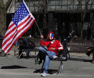 epa10535532 A demonstrator supporting Donald Trump sits outside of New York Criminal Court in advance of a potential Indictment of Former President Donald Trump in New York, USA, 21 March 2023. Major US News organizations continue to report the likelihood that former President Donald J. Trump may be the first US President to be formally indicted on charges related to hush-money payments to porn star Stormy Daniels.  Trump je stvorio lažno očekivanje da će biti uhićen