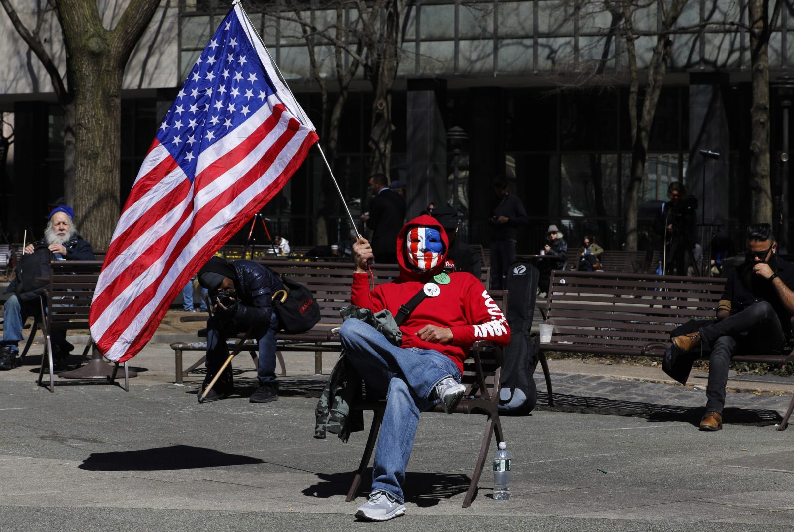 epa10535532 A demonstrator supporting Donald Trump sits outside of New York Criminal Court in advance of a potential Indictment of Former President Donald Trump in New York, USA, 21 March 2023. Major US News organizations continue to report the likelihood that former President Donald J. Trump may be the first US President to be formally indicted on charges related to hush-money payments to porn star Stormy Daniels.  Trump je stvorio lažno očekivanje da će biti uhićen