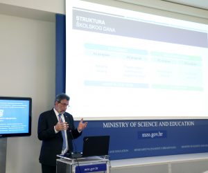 Zagreb, 22.03.2023. - Predstavljen Javni poziv osnovnim kolama za podnoenje prijava za sudjelovanje u eksperimentalnom programu "Osnovna kola kao cjelodnevna kola". Na fotografiji ministar znanosti i obrazovanja Radovan Fuchs. foto HINA/ Lana SLIVAR DOMINIÆ/ lsd