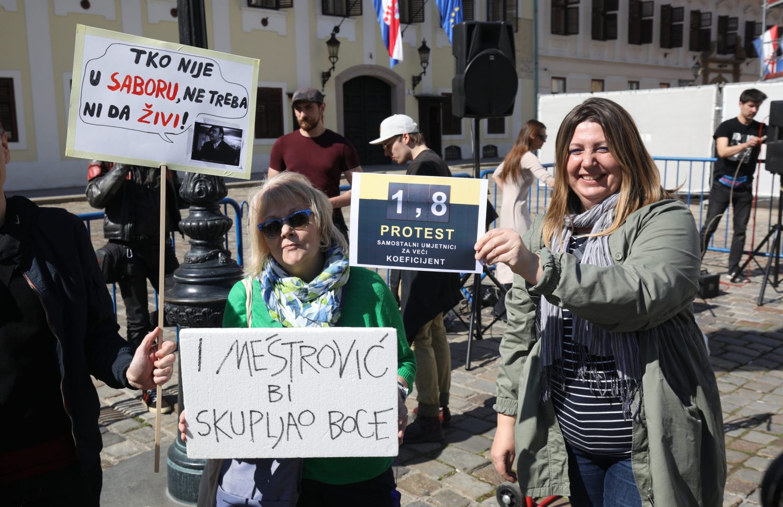 Zagreb, 22.03.2023 -  Prosvjed samostalnih umjetnika za veći mirovinski koeficijent od 1,8. Kako navode iz Hrvatske zajednice  samostalnih umjetnika (HZSU), samostalnim umjetnicima je tijekom posljednjih 14 godina nanesena velika materijalna šteta zbog izrazito niskih mirovina. HZSU traži koeficijent izračuna mirovina od 1,8 posto profesionalnim samostalnim umjetnicima, čije je umjetničko stvaralaštvo i profesionalno javno djelovanje, kako ističu, po kvaliteti, originalnosti, kreativnosti i stručnom dostignuću dalo zamjetan doprinos hrvatskoj kulturi i umjetnosti.
foto HINA/ Admir BULJUBAŠIĆ/ abu