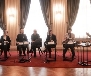 Zagreb, 22.03.2023. - Završna konferencija projekta "Sindikati za pravedan oporavak" održana je u dvorani Novinarskog doma. Na fotografiji Petra Ivšić, koordinatorica projekta ‘’Sindikati za pravedan oporavak’’, Sandra Mlađenović, predsjednica Društva audiovizualnih prevoditelja Hrvatske, Bojan Nonković, član Baze za radničku inicijativu i demokratizaciju (BRID), Marija Molnar, novinarka Hrvatskog radija Vukovar, Božica Žilić, predsjednica Sindikata obrazovanja, medija i kulture (SOMK), Maja Sever, predsjednica Sindikata novinara Hrvatske (SNH) i Europske federacije novinara (EFJ), Zoran Pehar, moderator skupa - novinar i član SNH. 
foto HINA/ Miroslav Edvin HABEK/ ml