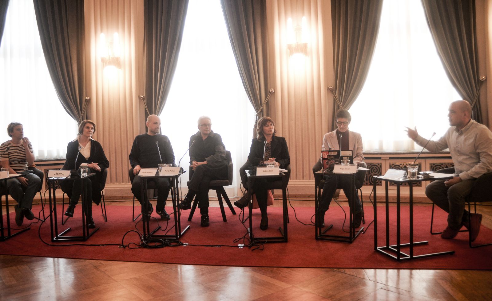 Zagreb, 22.03.2023. - Završna konferencija projekta "Sindikati za pravedan oporavak" održana je u dvorani Novinarskog doma. Na fotografiji Petra Ivšić, koordinatorica projekta ‘’Sindikati za pravedan oporavak’’, Sandra Mlađenović, predsjednica Društva audiovizualnih prevoditelja Hrvatske, Bojan Nonković, član Baze za radničku inicijativu i demokratizaciju (BRID), Marija Molnar, novinarka Hrvatskog radija Vukovar, Božica Žilić, predsjednica Sindikata obrazovanja, medija i kulture (SOMK), Maja Sever, predsjednica Sindikata novinara Hrvatske (SNH) i Europske federacije novinara (EFJ), Zoran Pehar, moderator skupa - novinar i član SNH. 
foto HINA/ Miroslav Edvin HABEK/ ml