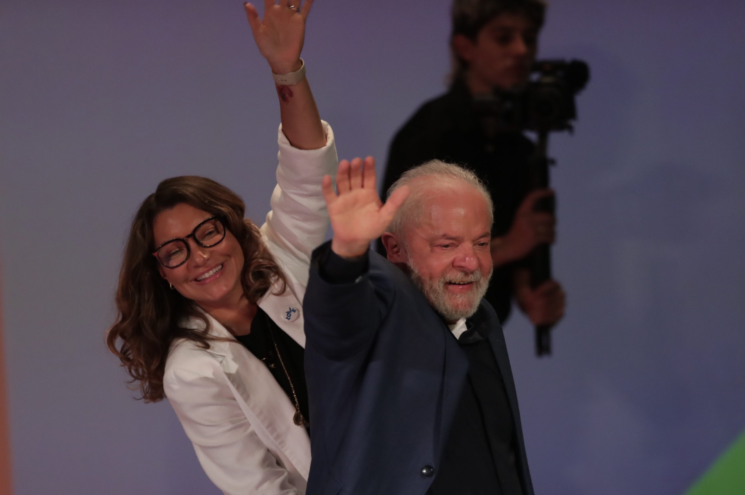 epa10539655 The President of Brazi Luiz Inacio Lula da Silva (R) and First Lady Rosangela da Silva participate in the 'Act for the Right to Culture, New Development Decree', at the Municipal Theater in Rio de Janeiro, Brazil, 23 March 2023.  EPA/Andre Coelho