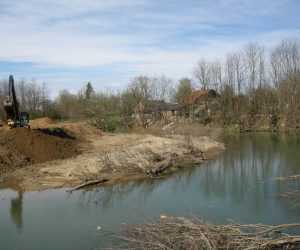 Sunja, 24.03.2023 - Sanacijom korita i rekonstrulcijom pregrade na rijeci Sunji, u to æe Hrvatske vode uloiti oko 1,5 milijuna eura, uklonit æe se viegodinja opasnost od poplava na sunjskom podruèju. Vodoprivredne su radove kod naselja Èetvrtkovac, u petak su obili generalni direktor Hrvatskih voda Zoran Ðurokoviæ, sisaèko-moslavaèki doupan Mihael Juriæ i naèelnik Opæine Sunja Grga Dragièeviæ sa suradnicima. foto HINA/ ik