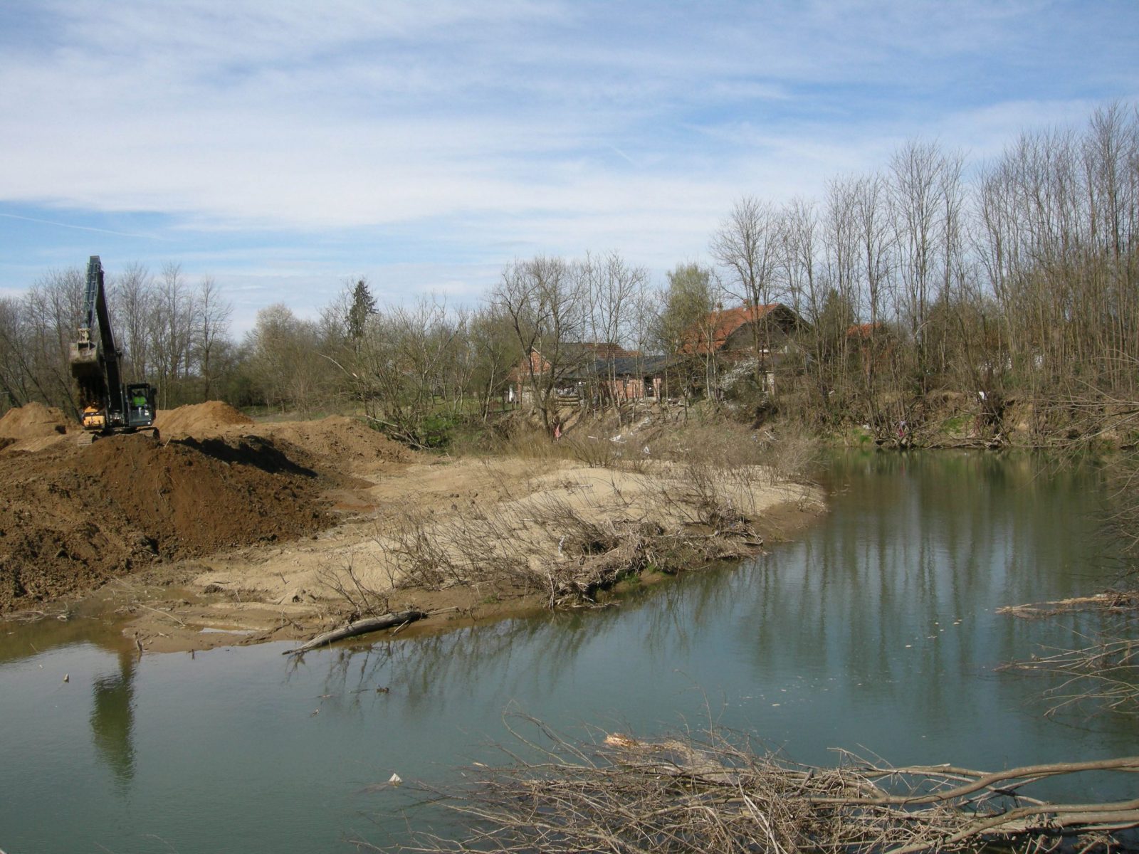 Sunja, 24.03.2023 - Sanacijom korita i rekonstrulcijom pregrade na rijeci Sunji, u to æe Hrvatske vode uloiti oko 1,5 milijuna eura, uklonit æe se viegodinja opasnost od poplava na sunjskom podruèju. Vodoprivredne su radove kod naselja Èetvrtkovac, u petak su obili generalni direktor Hrvatskih voda Zoran Ðurokoviæ, sisaèko-moslavaèki doupan Mihael Juriæ i naèelnik Opæine Sunja Grga Dragièeviæ sa suradnicima. foto HINA/ ik