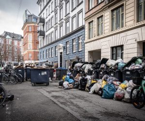 epa10543819 Garbage piles up in Copenhagen, Denmark, 25 March 2023 (issued 26 March 2023). Garbage has been piling up on the streets of Copenhagen and Amager for one week amid a garbage collectors' strike due to a failed working hours agreement with their future employer, Amager Ressourcecenter (ARC).  EPA/Emil Nicolai Helms  DENMARK OUT