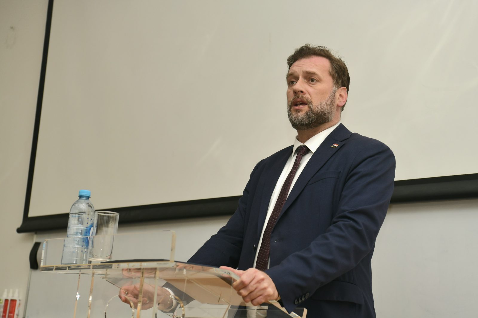 Zagreb, 27.03.2023. - Ministar obrane Mario Banožić najavio je u ponedjeljak da će uskoro biti povećan iznos mjesečne stipendije kadeta Hrvatskog vojnog učilišta (HVU), kao poticaj za njihovo dodatno usavršavanje, priopćilo je Ministarstvo obrane (MORH). foto HINA/ MORH/ T. Brandt/ ml