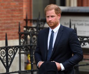 epa10545658 Britain's Prince Harry, Duke of Sussex departs the High Court in London, Britain, 27 March 2023. Prince Harry has appeared at the High Court in a hearing related to his privacy lawsuit against Associated Newspapers. The British royal appeared along with others who are suing the  Daily Mail newspaper over phone-tapping and breaches of privacy.  EPA/ANDY RAIN