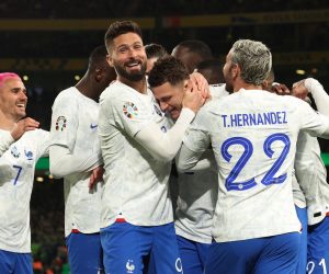 epa10546096 Benjamin Pavard of France (C) celebrates with his teammates after scoring the 0-1 goal during the UEFA EURO 2024 qualification match between Ireland and France in Dublin, Ireland, 27 March 2023.  EPA/Lorraine O'Sullivan