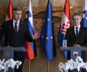 Brdo kod Kranja, 28.03.2023.-  Izjave nakon boravka Premijera Andreja Plenkovića u radnom posjetu Sloveniji sa slovenskim premijerom Robertom Golobom. Na fotografiji Andrej Plenković, Robert Golob.   foto HINA/ Daniel KASAP/ dk
