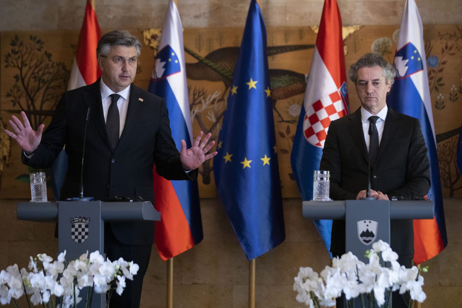 Brdo kod Kranja, 28.03.2023.-  Izjave nakon boravka Premijera Andreja Plenkovića u radnom posjetu Sloveniji sa slovenskim premijerom Robertom Golobom. Na fotografiji Andrej Plenković, Robert Golob.   foto HINA/ Daniel KASAP/ dk