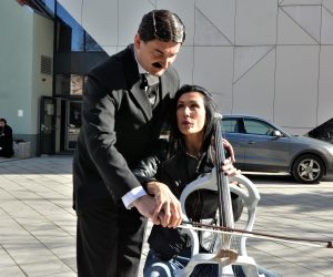 Karlovac, 28.3.2023.- U Karlovaèkom Nikola Tesla Experiance Centru, sagraðenom uz 4,3 milijuna eura, snimljen je u utorak promotivni video s violonèelisticom Anom Rucner i najavljeno je otvorenje Cntra poèetkom svibnja, u povodu 150. obljetnice Tesline mature. 
foto HINA/ Mladen VOLARIÆ/ ua