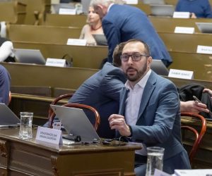 Zagreb, 30.03.2023. - Na dnevnom redu 21. sjednice zagrebačke Gradske skupštine bio je, među ostalim, prijedlog novog Poslovnika Gradske skupštine, točke kojima se predlaže da se građevinski otpad zbog uklanjanje posljedice potresa privremeno uskladišti na Jakuševcu i u Resniku, te izvješće o radu gradonačelnika od 1. srpnja do 31. prosinca 2022.
Na fotografiji Tomislav Tomašević.
foto HINA/ Edvard ŠUŠAK/ es