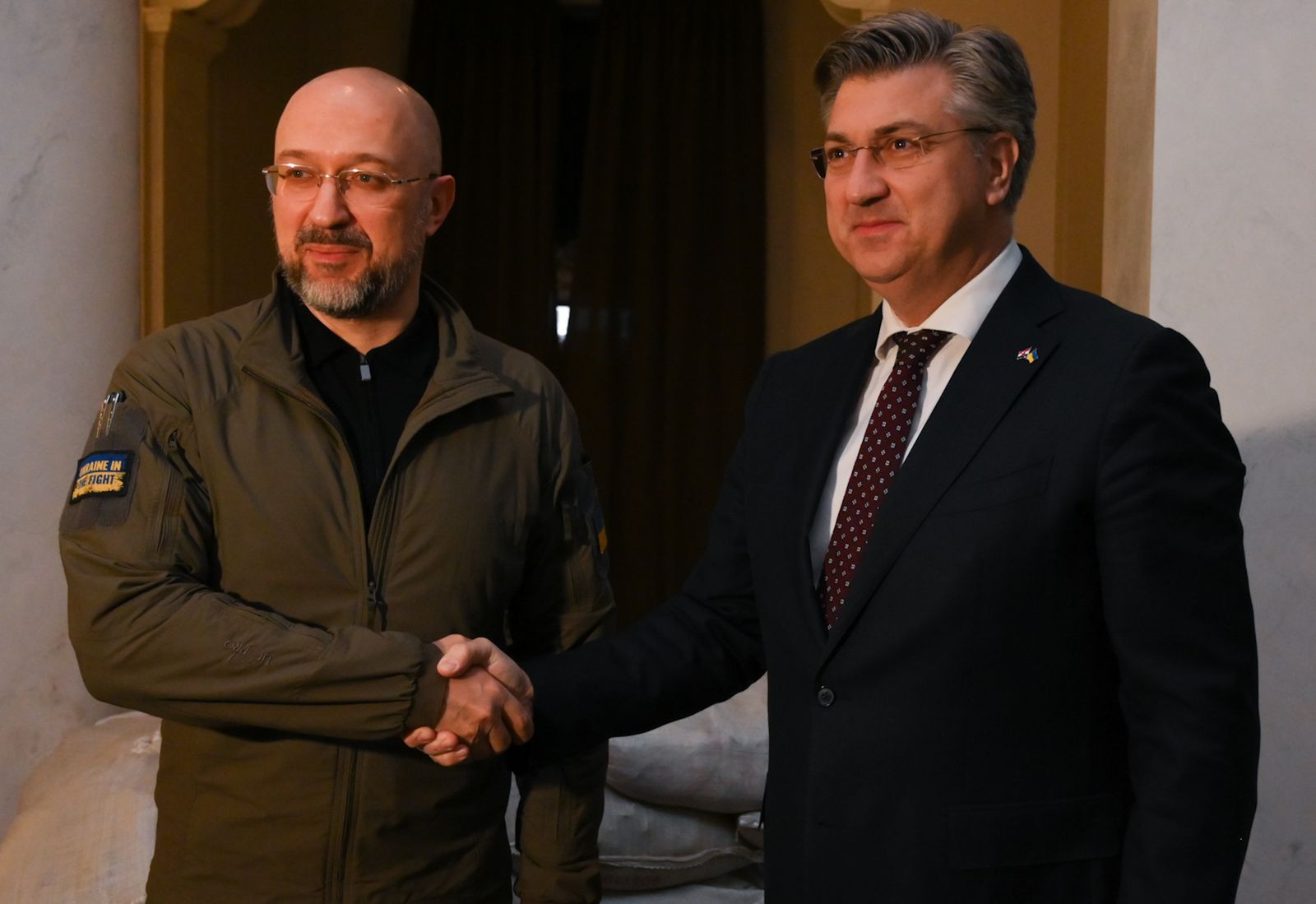 Kijev, 31.03.2023. - Predsjednik Vlade Andrej Plenković doputovao je jutros u Kijev gdje će se sastati s predsjednikom Ukrajine Volodimirom Zelenskim, predsjednikom Vlade Ukrajine Denisom Šmihalom i predsjednikom Vrhovne Rade Ruslanom Stefančukom. Sudjelovat će na Sastanku na vrhu u povodu godišnjice oslobođenja Buče i komemoraciji za žrtve agresije.  Uz njega je potpredsjednik Vlade i ministar hrvatskih branitelja Tomo Medved, kao i hrvatska veleposlanica u Ukrajini Anica Djamić. Na fotografiji Denis Šmihal, Andrej Plenković.
foto HINA/ Vlada RH/ ml
