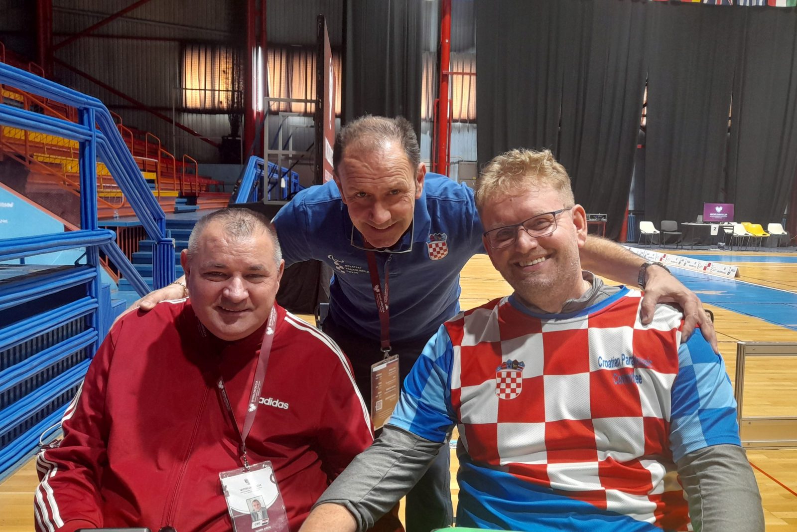 Zagreb, 31.03.2023. - Najbolji hrvatski paraboćar Davor Komar osvojio je drugo mjesto u pojedinačnoj konkurenciji na World Boccia Intercontinental Challenger - Zagreb 2023., koji se održava u dvorani II zagrebačkog Doma sportova. Na fotografiji predsjednik Hrvatskog boccia saveza Damir Juren, boćar Valter Ivančić, paraolimpijac Davor Komar. foto HINA/ Denis LUGARIĆ/ ml