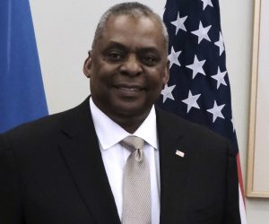 epa10470348 Estonian Prime Minister Kaja Kallas (R) and US Secretary of Defense Lloyd Austin during their meeting in Tallinn, Estonia, 16 February 2023. During his visit to Estonia, Lloyd Austin discusses support for Ukraine, defence cooperation between the U.S. and Estonia, as well as issues related to NATO.  EPA/VALDA KALNINA
