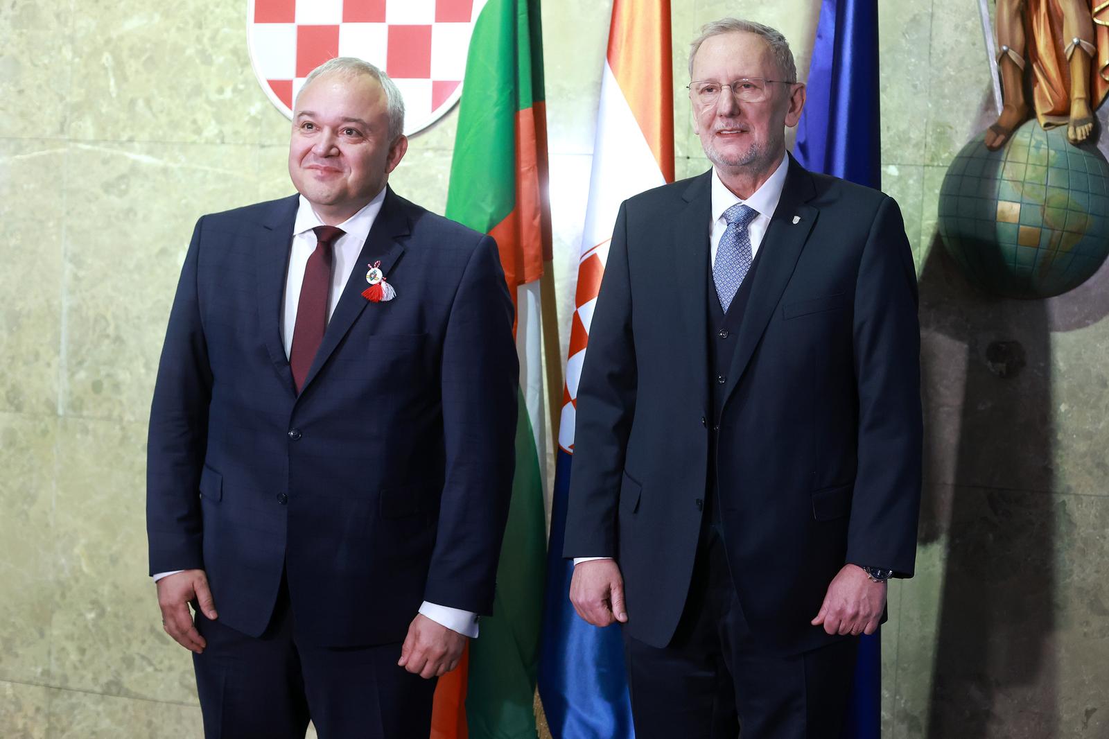 01.03.2023., Zagreb - Ministarstva unutarnjih poslova. Potpredsjednik Vlade RH i ministar unutarnjih poslova dr.sc. Davora Bozinovic odrzao je bilateralni sastanak s potpredsjednikom Vlade za javni red i sigurnost i ministrom unutarnjih poslova Republike Bugarske Ivanom Demerdzhievim, koji ce boraviti u jednodnevnom sluzbenom posjetu Republici Hrvatskoj. 
Nakon bilateralnog sastanka, bugarski ministar Demerdzhiev je ispred sjedista MUP-a RH, sa izaslanstvom polozio vijenac kod Vjecnog plamena – spomenika poginulim pripadnicima Ministarstva unutarnjih poslova u Domovinskom ratu. Photo: Sanjin Strukic/PIXSELL